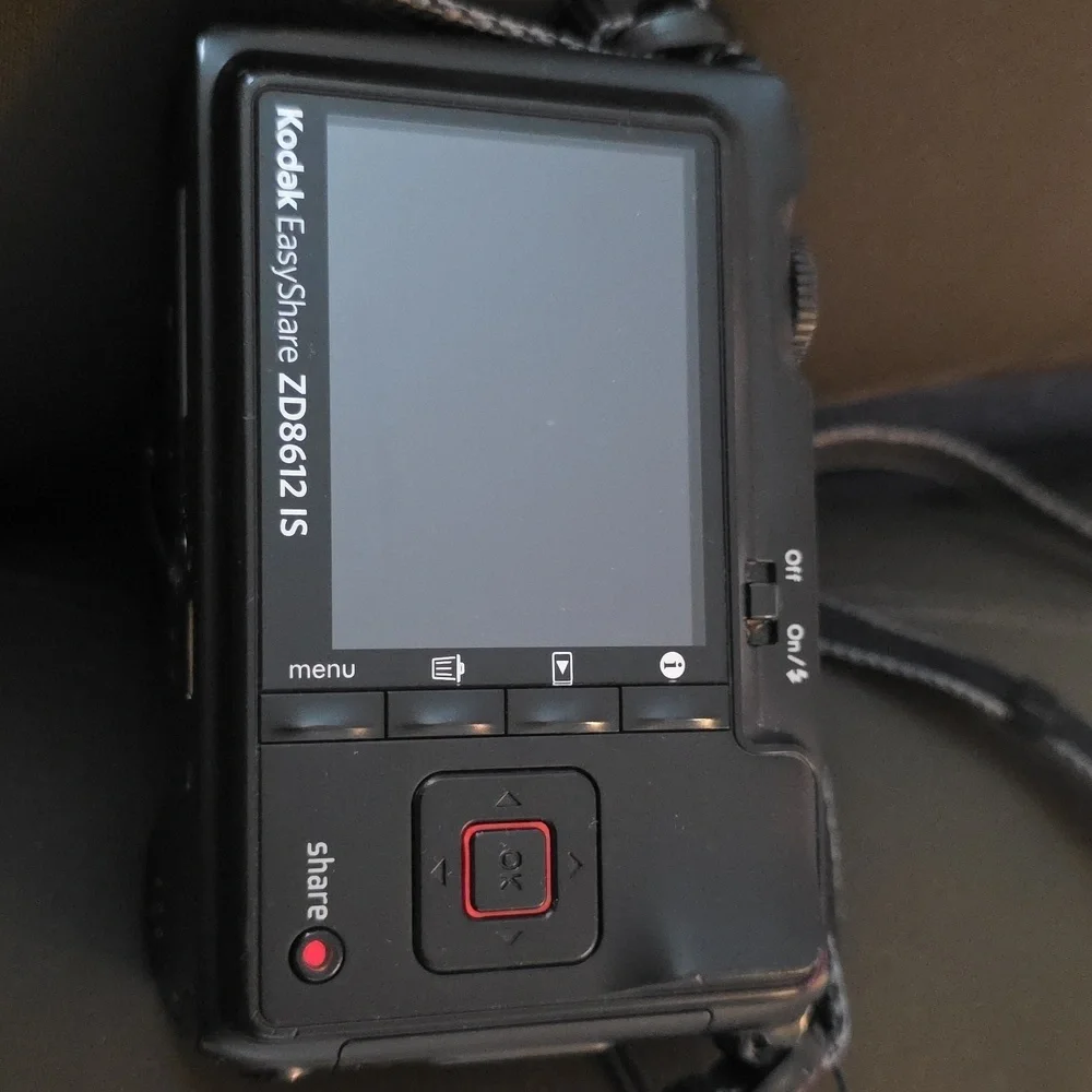 Kodak EasyShare Z8612 IS 8.1MP Digital Camera Schneider Kreuznach 36mm 12x Zoom